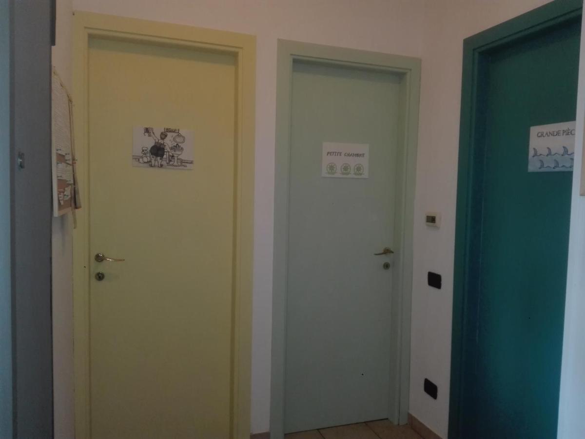 A La Vue Chambre Bagno Condiviso Shared Both2Piano No Lift No Navetta A Pagamento Aria Condizionata Ed Extra Bed 3 Minuti A Piedi Da Bus Per Fiera Di Roma Hotel Фиумичино Екстериор снимка