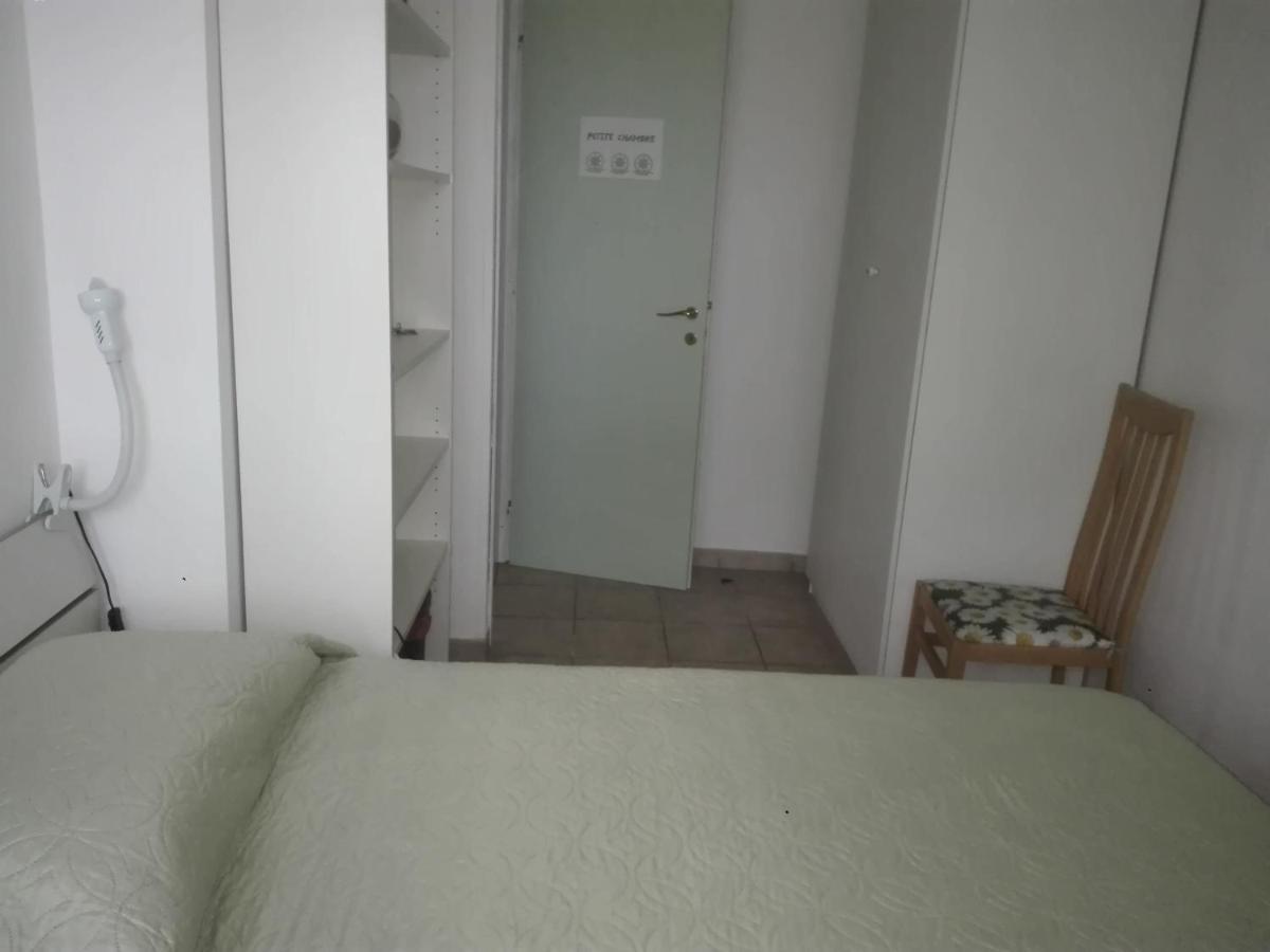 A La Vue Chambre Bagno Condiviso Shared Both2Piano No Lift No Navetta A Pagamento Aria Condizionata Ed Extra Bed 3 Minuti A Piedi Da Bus Per Fiera Di Roma Hotel Фиумичино Екстериор снимка