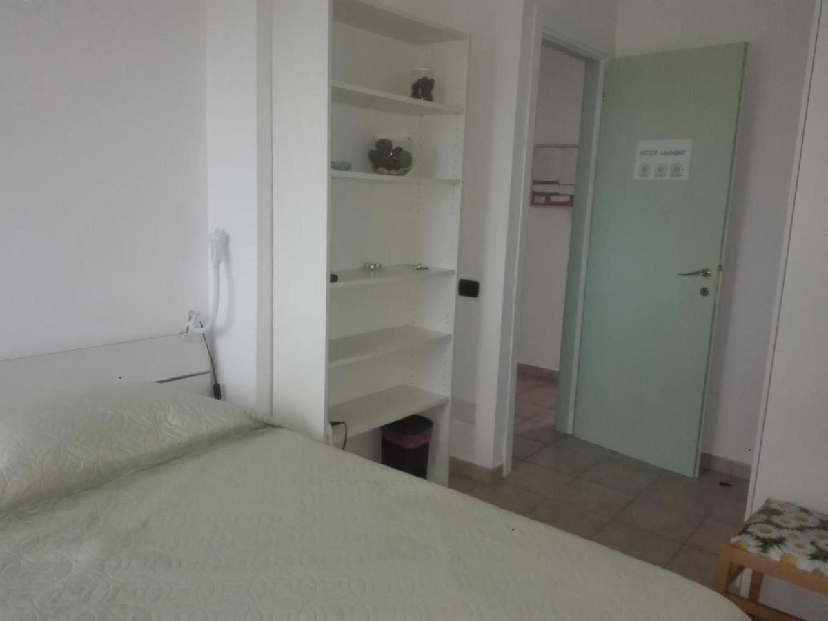 A La Vue Chambre Bagno Condiviso Shared Both2Piano No Lift No Navetta A Pagamento Aria Condizionata Ed Extra Bed 3 Minuti A Piedi Da Bus Per Fiera Di Roma Hotel Фиумичино Екстериор снимка