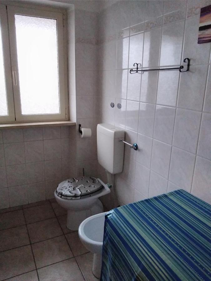 A La Vue Chambre Bagno Condiviso Shared Both2Piano No Lift No Navetta A Pagamento Aria Condizionata Ed Extra Bed 3 Minuti A Piedi Da Bus Per Fiera Di Roma Hotel Фиумичино Екстериор снимка